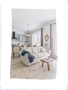 埃尔布隆格Bea Garden Home - dwie sypialnie i taras的客厅配有白色的沙发和桌子