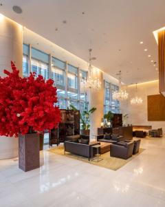 温哥华香格里拉温哥华酒店的大厅配有沙发和大型红植物