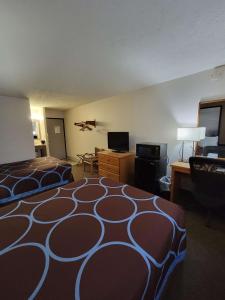 格兰德岛格兰德岛速8酒店的酒店客房设有两张床和一台平面电视。