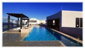 Puerto de GairaExclusivo Apartamento con vista al Mar - Santa Marta的建筑物一侧的游泳池