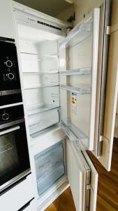 布拉格Apartment Holesovice, garden, garage的厨房里空着冰箱,门开