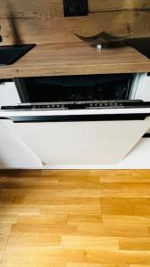 布拉格Apartment Holesovice, garden, garage的厨房里设有一个白色炉灶烤箱