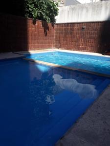 布宜诺斯艾利斯Torres de Nuñez的蓝色的海水游泳池,砖墙