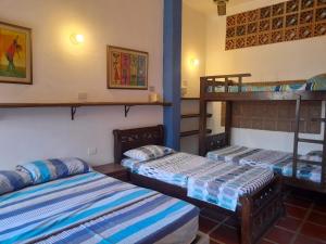 塔甘加拉卡萨德费利佩旅馆的一间设有两张双层床的客房