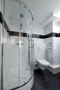 汉诺威城市全景酒店的带淋浴和卫生间的白色浴室