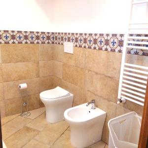 福扎格鲁Casa Francesco的一间带卫生间和水槽的浴室