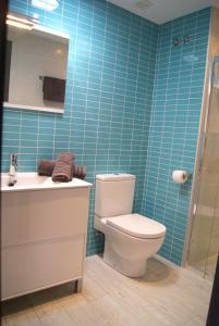 BeniarbeigPomera I - BTB的浴室设有卫生间、水槽和蓝色瓷砖。