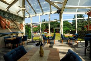 汉诺威奥派酒店的温室配有桌椅和窗户。