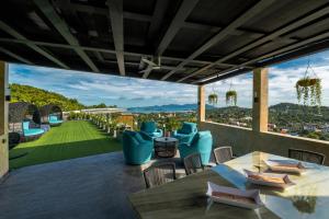 曾蒙海滩Magic suites的阳台享有带桌椅的餐厅的景致。