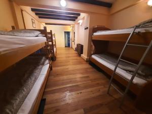 贝尔格莱德Hostel Iris的走廊上设有几张双层床。