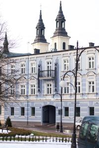 维隆拉图斯岑旅馆的一座白色的大建筑,前面有一个门