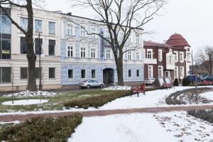 维隆拉图斯岑旅馆的大楼前有雪覆盖的街道
