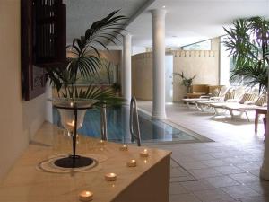 梅拉诺安娜贝尔酒店的大堂,在一座带蜡烛的建筑里设有游泳池
