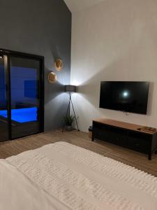 布赖代شاليه كوتج的一间卧室设有平面电视和一张床。