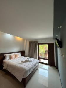 哈林海滩凛景度假村 的一间卧室设有一张床和一个大窗户
