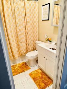 梅肯Southern Comfort Retreat的一间带卫生间和水槽的浴室