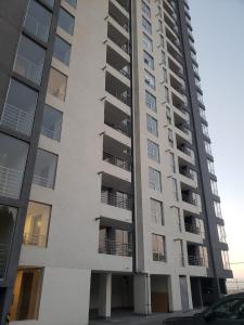 维纳德马apartamento nuevo comodo 4 camas的带阳台的高高的白色公寓大楼