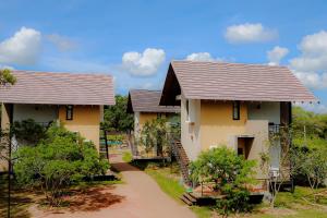 阿努拉德普勒Lolu Village Resort的前面有一条小路的房屋