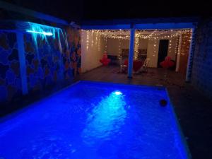 RozoVILLA BRAULIO的室内的游泳池,有蓝色的灯光