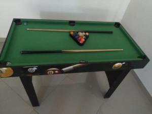 RozoVILLA BRAULIO的绿色台球桌,带有球和筷子