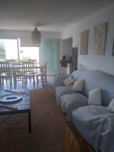 吉亚迪诺镇Sierras de Paz的客厅配有沙发和桌子