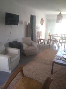 吉亚迪诺镇Sierras de Paz的客厅配有白色家具和平面电视