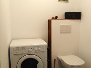 艾姆拉普拉涅Appartement La Plagne-Tarentaise, 3 pièces, 6 personnes - FR-1-351-119的一间带洗衣机和卫生间的浴室