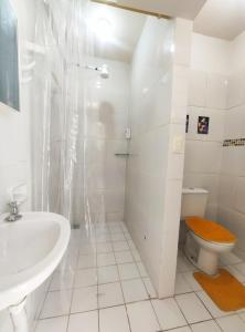 贝洛奥里藏特Kitnet Lua - Mobiliada的白色的浴室设有水槽和卫生间。