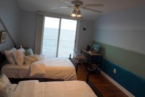  东港Casa al Mare Beachfront Retreat King Bed Near Yale的一间卧室设有两张床和窗户。