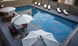 琅勃拉邦沙达酒店的享有带遮阳伞的游泳池的顶部景致