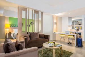 北干巴鲁KHAS Pekanbaru Hotel的客厅配有沙发和桌子