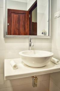 拉特纳普勒Volunteer Ceylon的浴室设有白色水槽和镜子