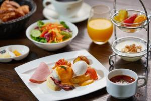 东京浅草雷门休雷克盖特酒店的一张桌子,上面放着一盘食物,还有沙拉和橙汁