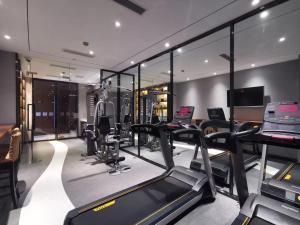 上海上海徐汇同文君亭酒店的健身房设有跑步机、椭圆机和镜子