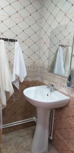 阿拉韦尔迪GALA Guesthouse的浴室设有白色水槽和镜子