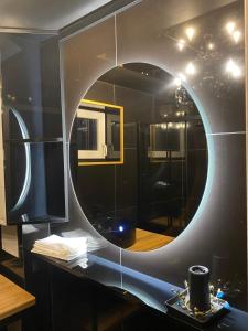 斯伽尔达PILADZI的浴室的墙上设有圆形镜子