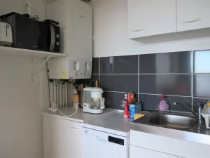 Appartement Perros-Guirec, 1 pièce, 2 personnes - FR-1-368-233的厨房或小厨房