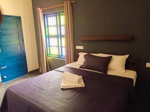瓦尔卡拉Urban Cliff Resort的一间卧室配有一张床,床上有毛巾