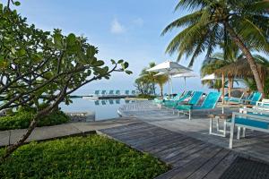 希曼杜岛马尔代夫康斯坦斯酒店 - 全包的水边木板路上的一排桌椅