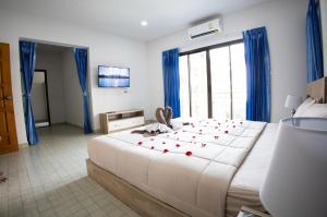 芭东海滩Grand View Premium的一间卧室配有一张红色的大床