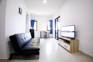 芭东海滩Grand View Premium的带沙发和平面电视的客厅
