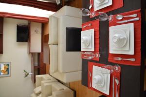 Norfolk Towers Serviced Apartment -Nairobi, City Centre CBD的休息区