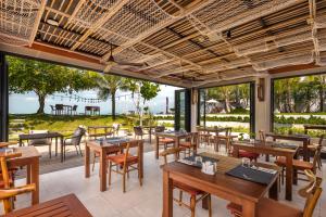 班拉克海滩U Samui的一间带桌椅的海景餐厅