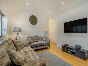 LangsettThe Cottage的客厅配有2张沙发和1台平面电视