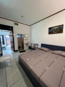 泰孟Garden Bungalow Resort的一间卧室,卧室内配有一张大床