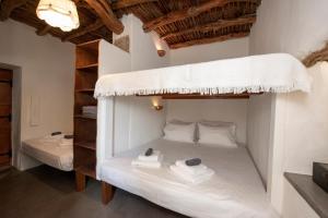 RalakiGiourgas Cottage Milos Island的一间卧室配有两张双层床。