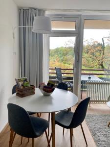 戈斯拉尔Seeblickapp. „Eure Auszeit“的白色的桌椅和阳台的景色
