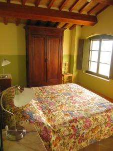 卡利Agriturismo Serracanina的一间卧室配有床、灯和窗户
