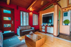 FuvahmulahMillennium Island Residence的带沙发和咖啡桌的客厅