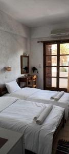 阿基奥斯基利考斯奥伊诺伊旅馆的一间卧室配有两张带毛巾的床